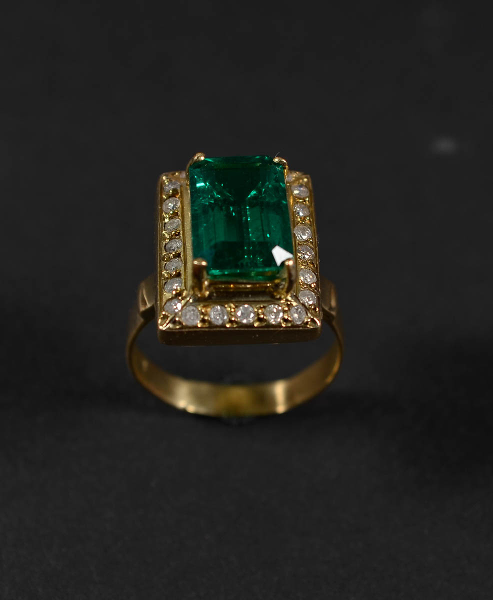 Anel de ouro 18k com turmalinas extras e 23 brilhantes. Peso: 4,4 gr.