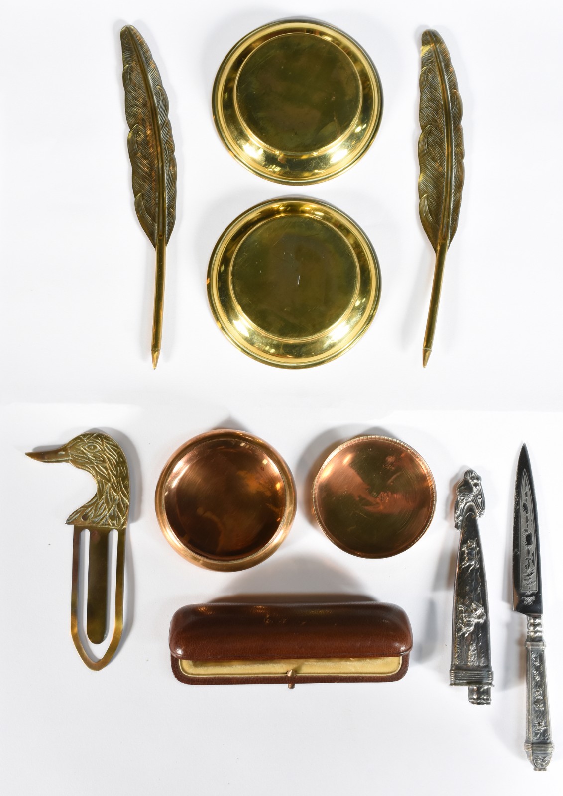 Diversas peças, sendo: faca com bainha de metal prateado trabalhado... - foto 2 de 10