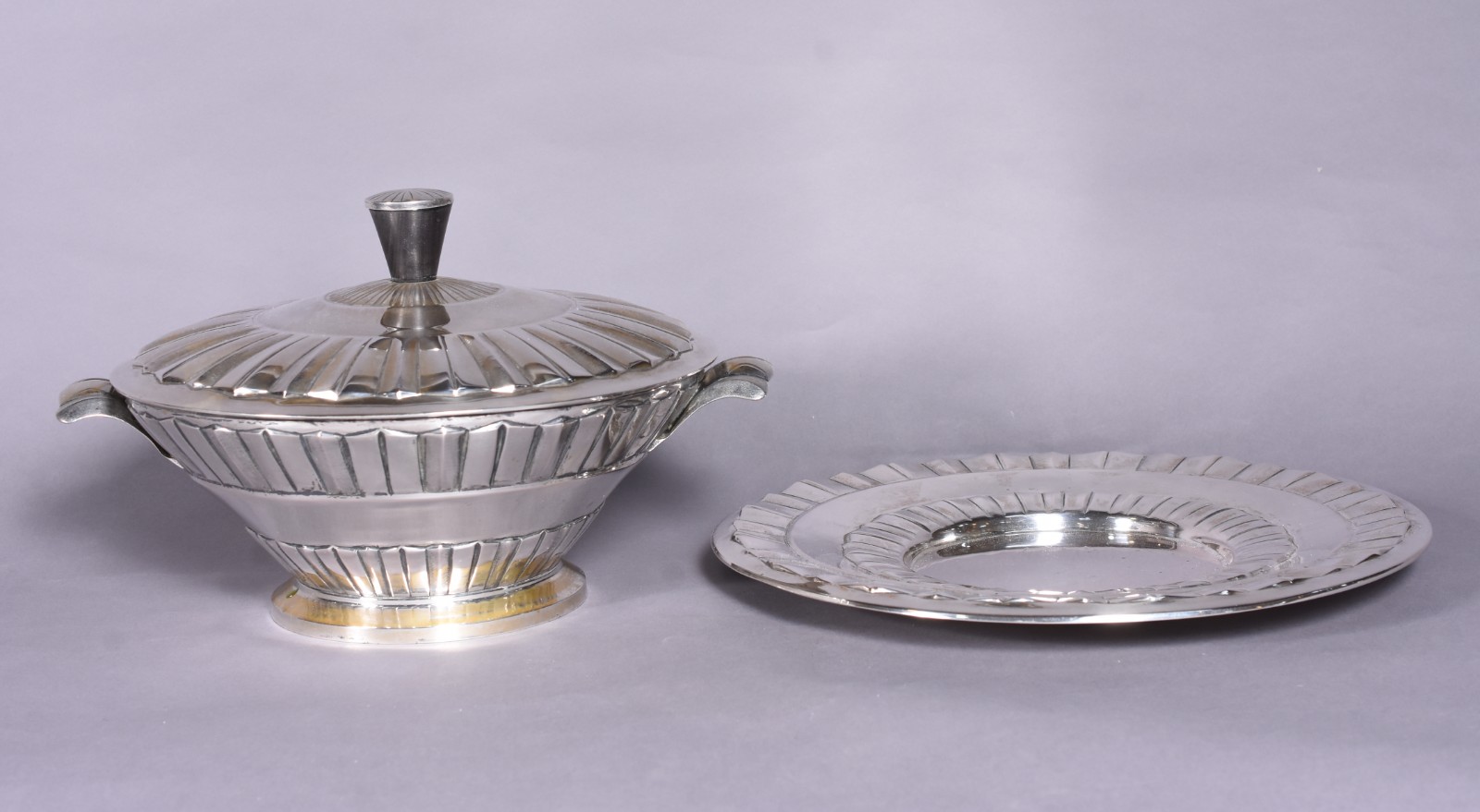 Sopeira com presentoir de prata contrastada 800 mls., trabalhada em... - foto 2 de 10