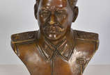 Estatueta de bronze repres. busto de Stalin, as... - Estatueta de bronze repres. busto de Stalin, assinado. Alt. 18 cm.