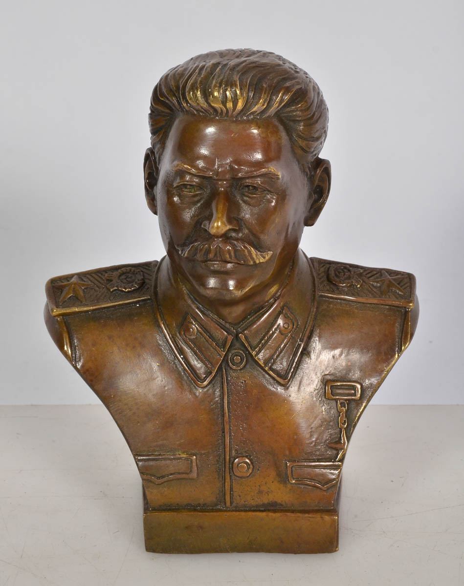 Estatueta de bronze repres. busto de Stalin, assinado. Alt. 18 cm.