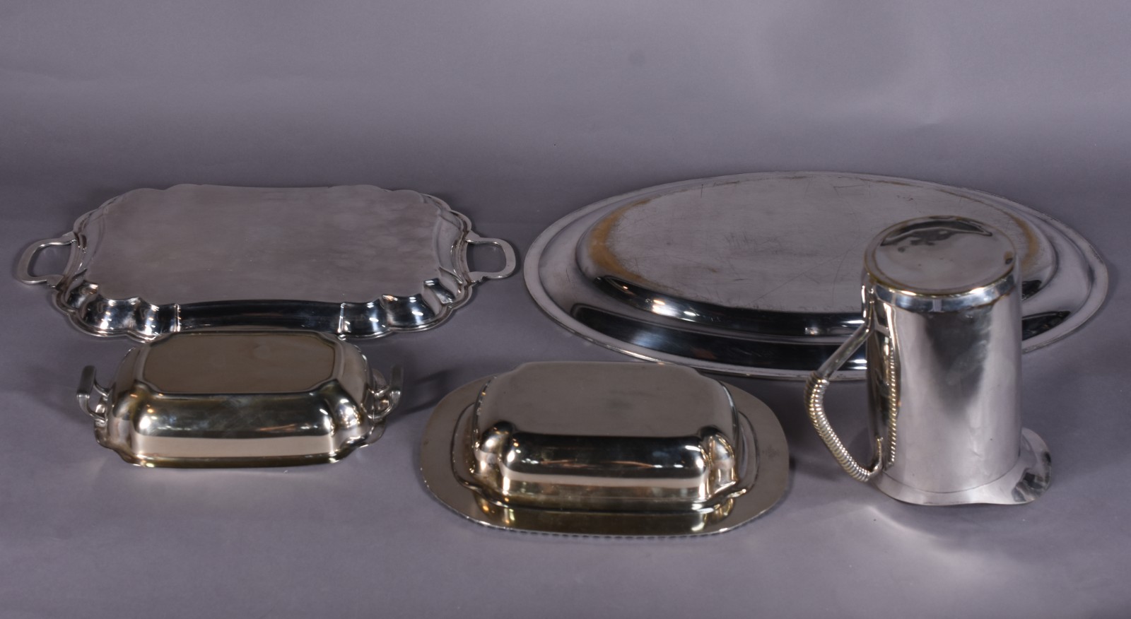 Diversas peças de metal prateado, sendo: jarra, travessa oval... - foto 3 de 10