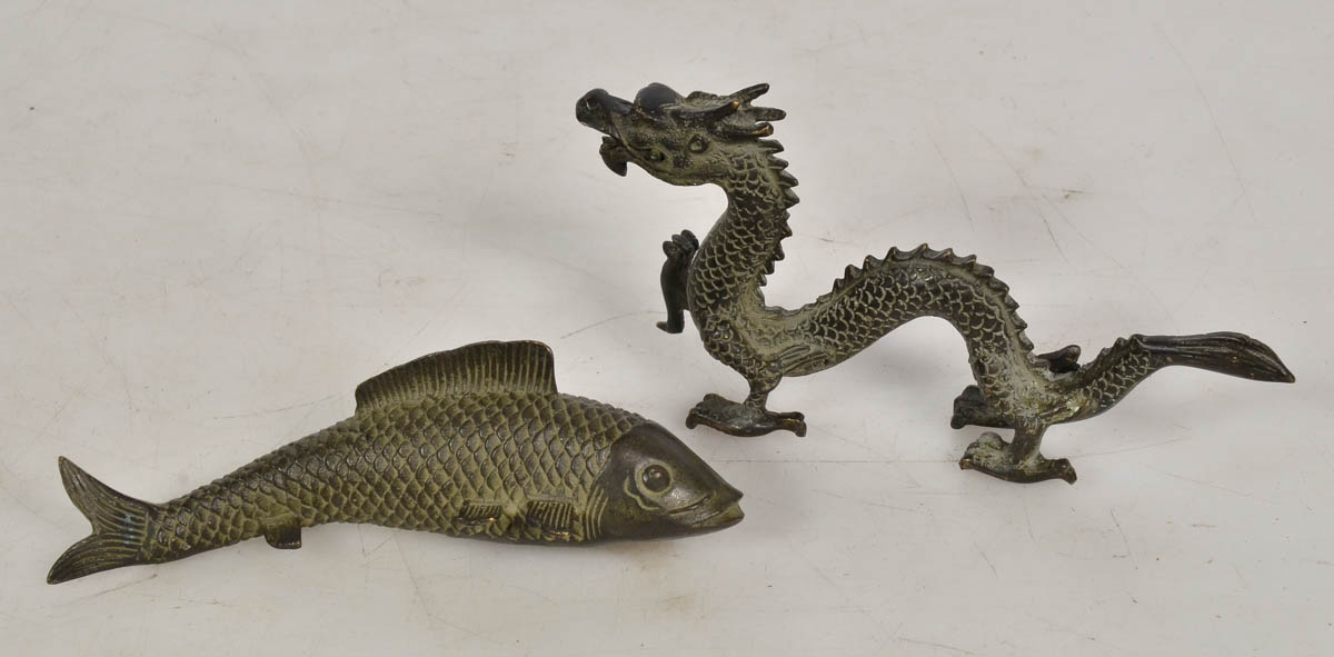Duas peças, sendo peixe e dragão de bronze. Comp. 18 cm.