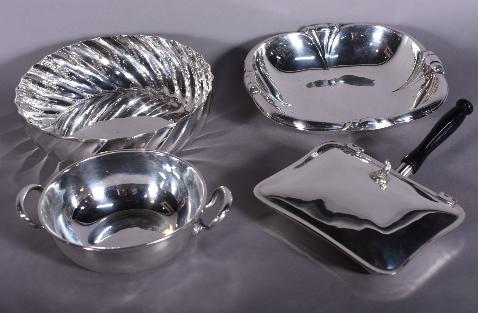 Diversas peças de metal, sendo: cata migalha, bowl, bowl com gomos... - foto 1 de 9