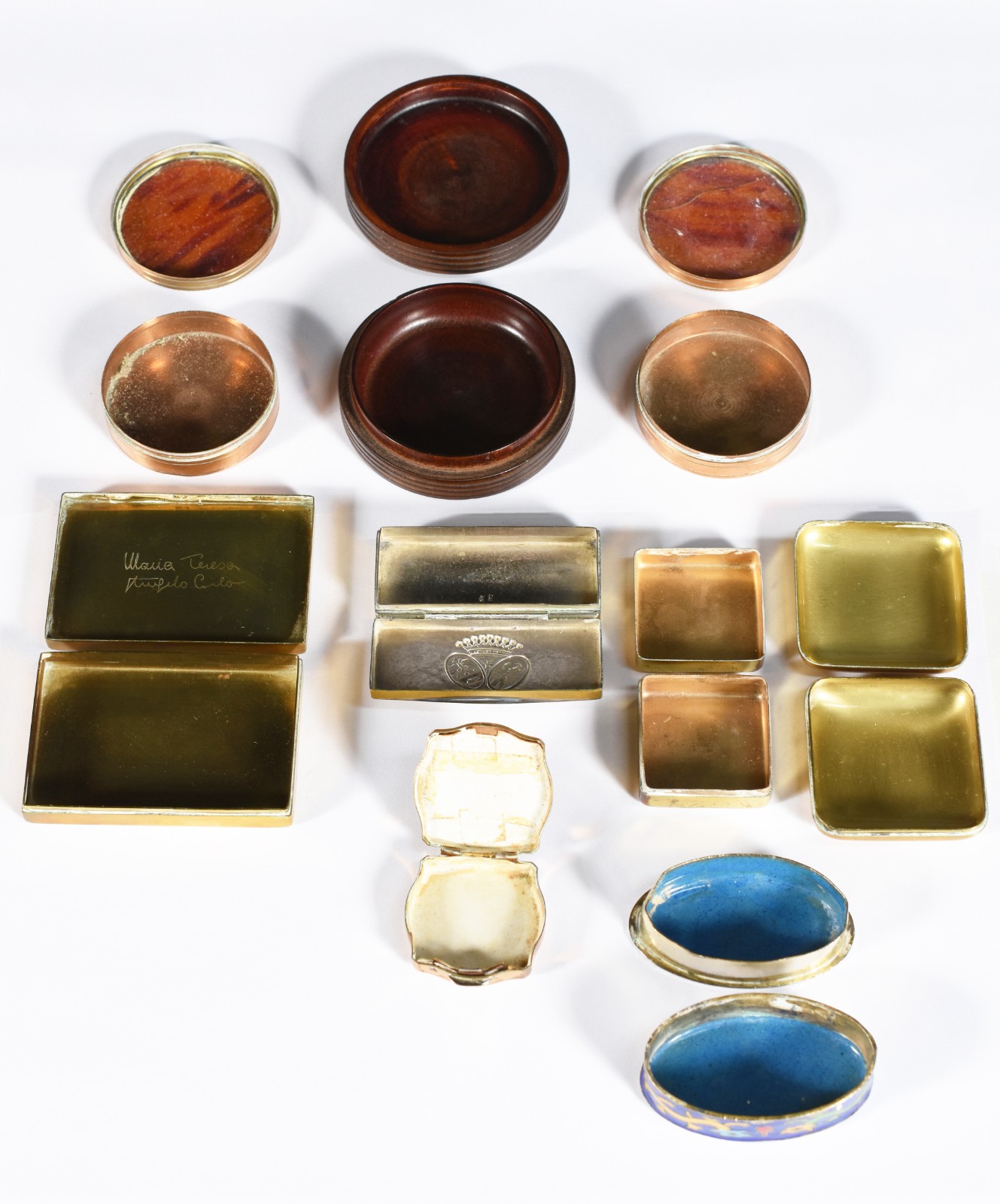 Nove caixas "porta pílulas" em diversos materiais e procedências. - foto 2 de 10