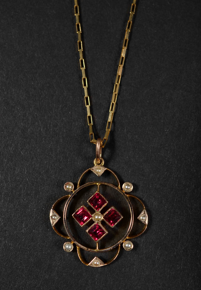 Colar de ouro 18k e pendente com rubi e pérolas. Peso: 4,6 gr.