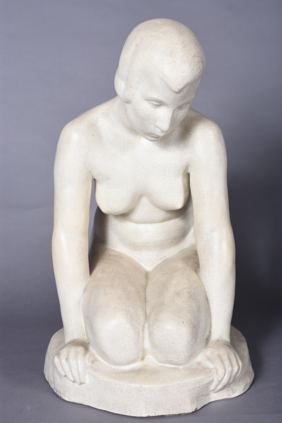 Escultura Art Deco de cerâmica branca "craquelê" representando Moça... - foto 2 de 9