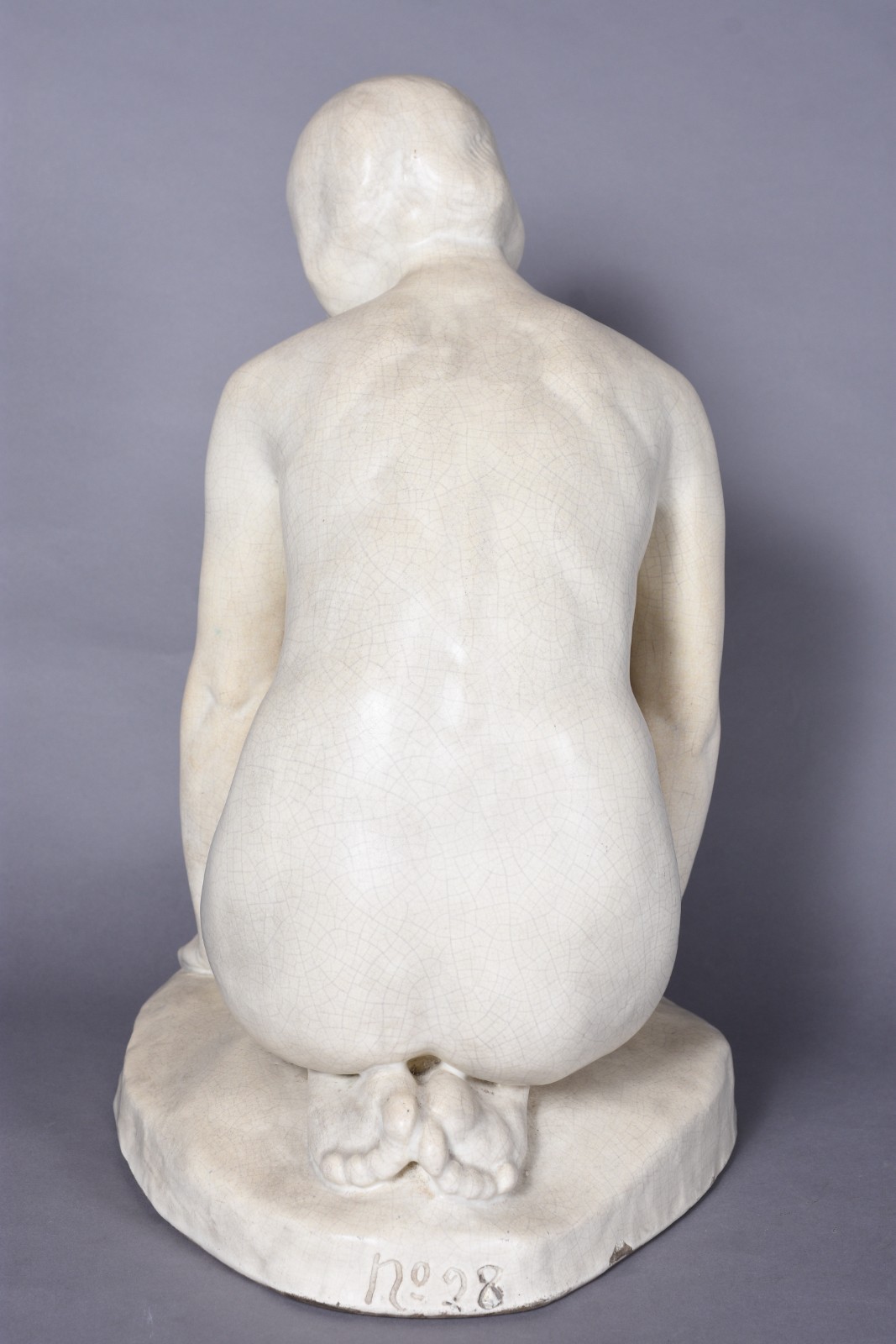 Escultura Art Deco de cerâmica branca "craquelê" representando Moça... - foto 4 de 9