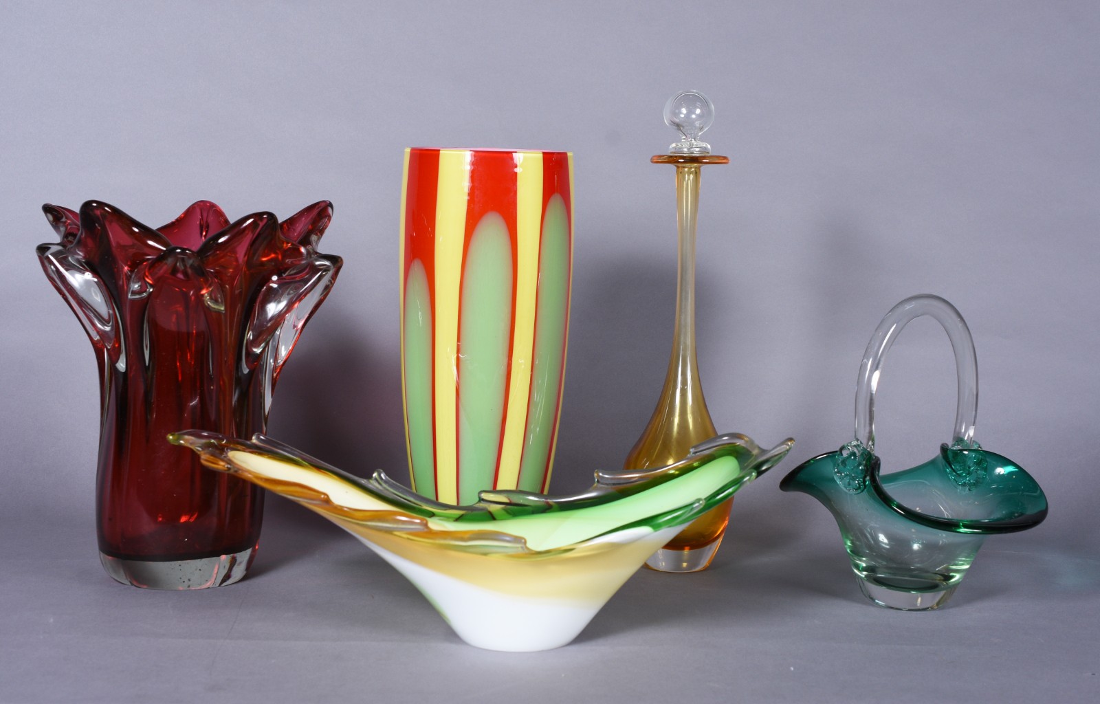 Cinco peças decorativas de vidro, diversos modelos, sendo: vaso... - foto 1 de 8