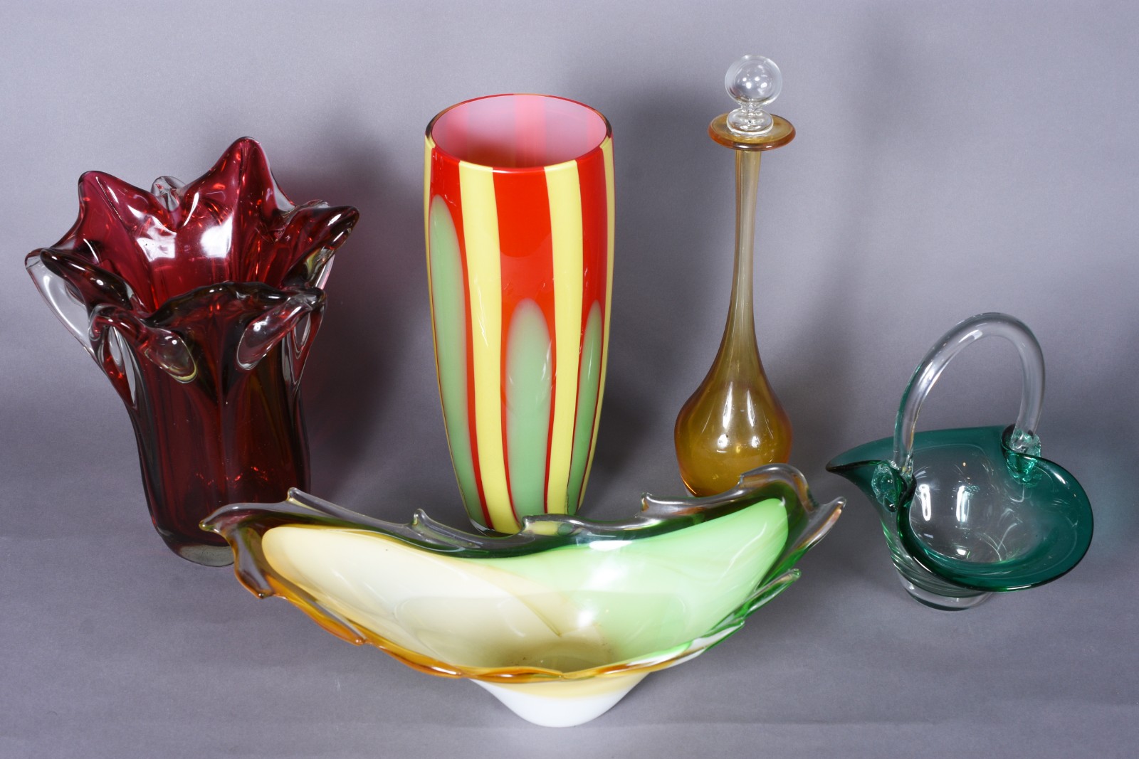 Cinco peças decorativas de vidro, diversos modelos, sendo: vaso... - foto 2 de 8