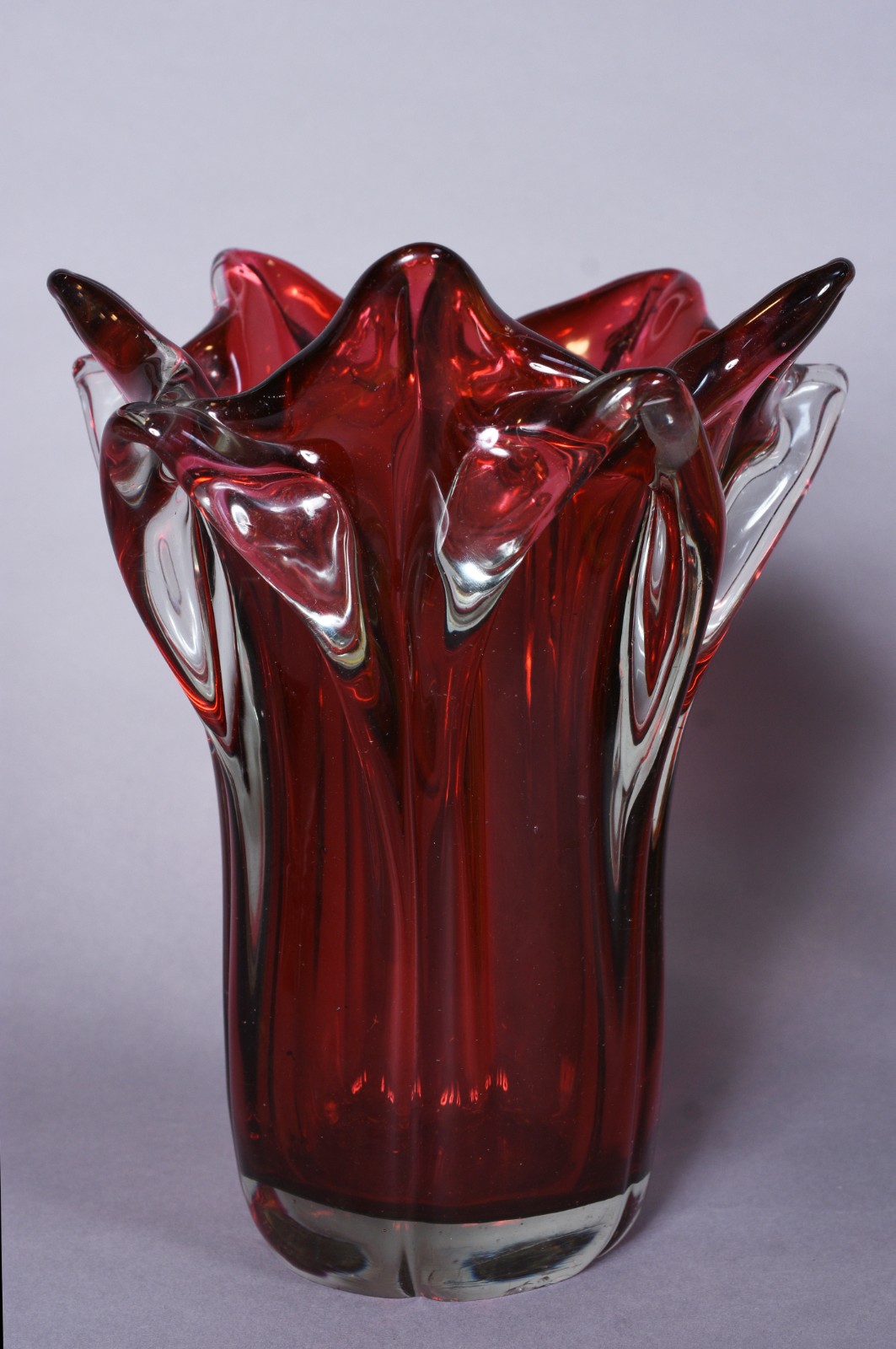 Cinco peças decorativas de vidro, diversos modelos, sendo: vaso... - foto 4 de 8