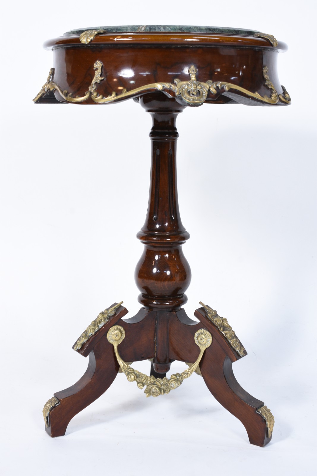 Mesa auxiliar de madeira nobre, tampo de mármore com saia recortada e... - foto 2 de 5