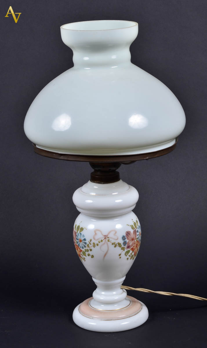 Abajour opalinado branco com flores em policromia. Alt. 50 cm.