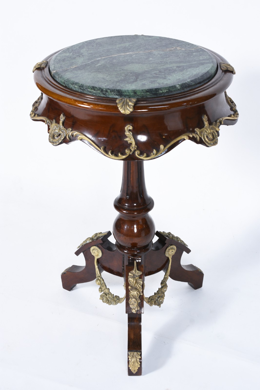 Mesa auxiliar de madeira nobre, tampo de mármore com saia recortada e... - foto 1 de 5