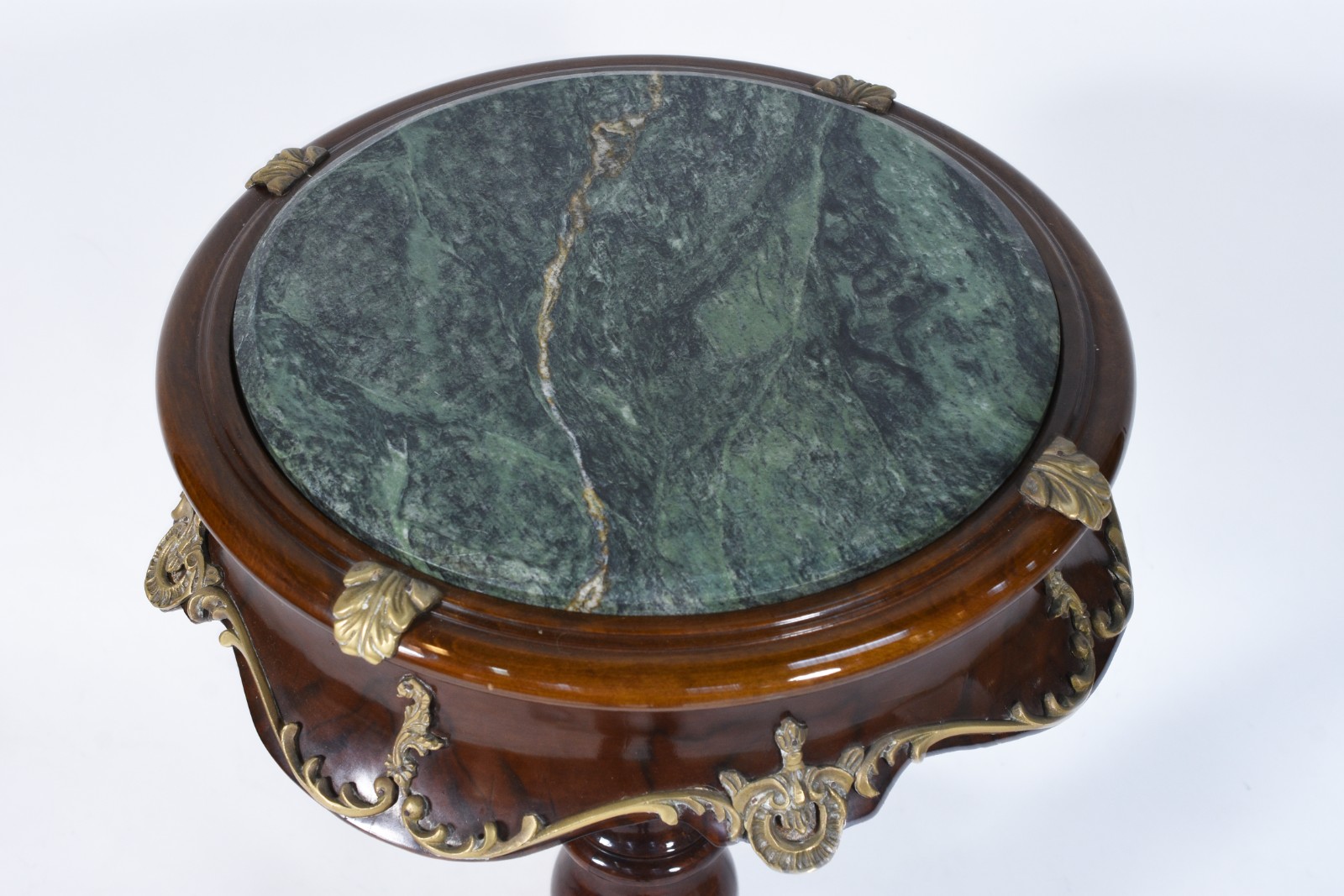 Mesa auxiliar de madeira nobre, tampo de mármore com saia recortada e... - foto 3 de 5