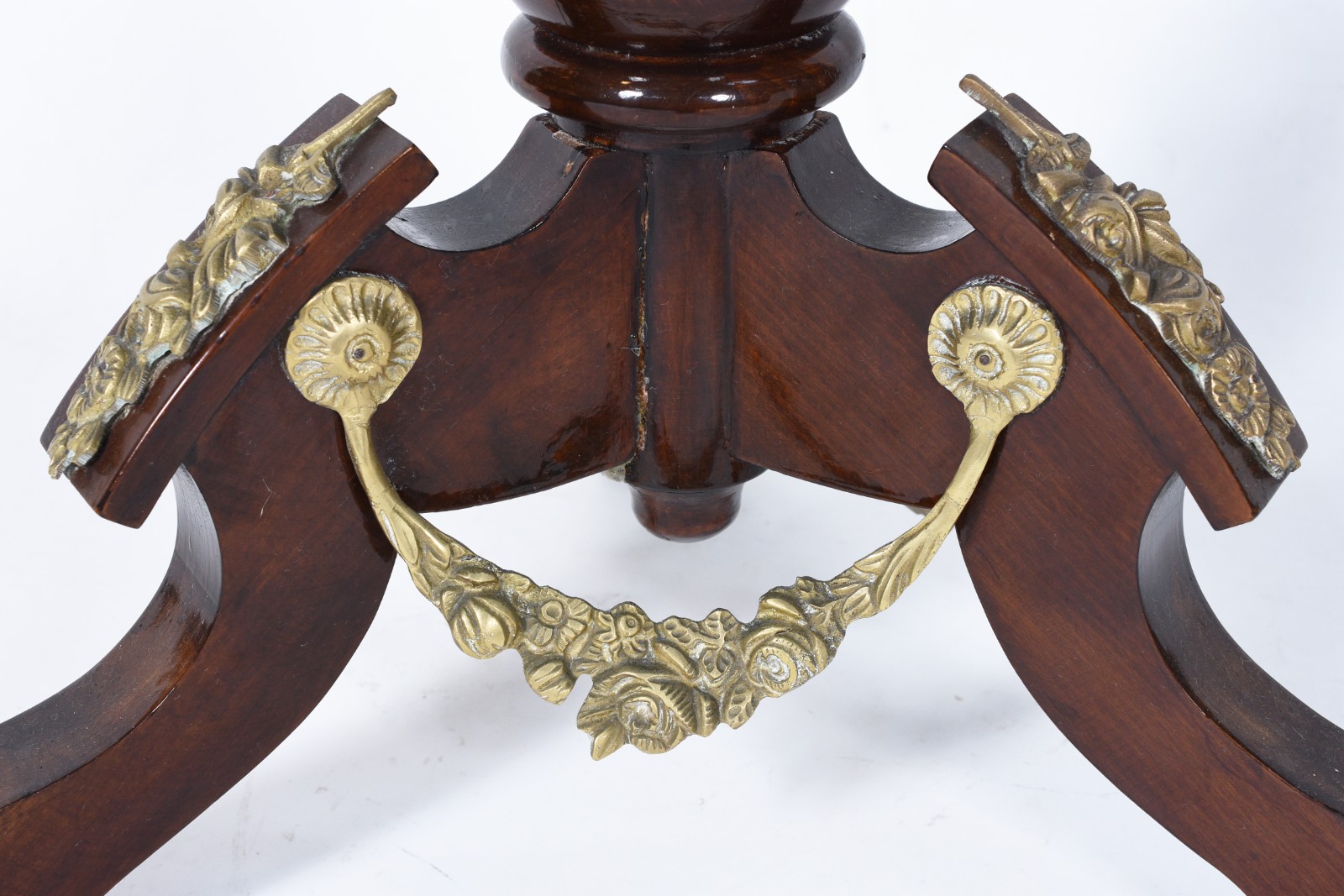 Mesa auxiliar de madeira nobre, tampo de mármore com saia recortada e... - foto 4 de 5
