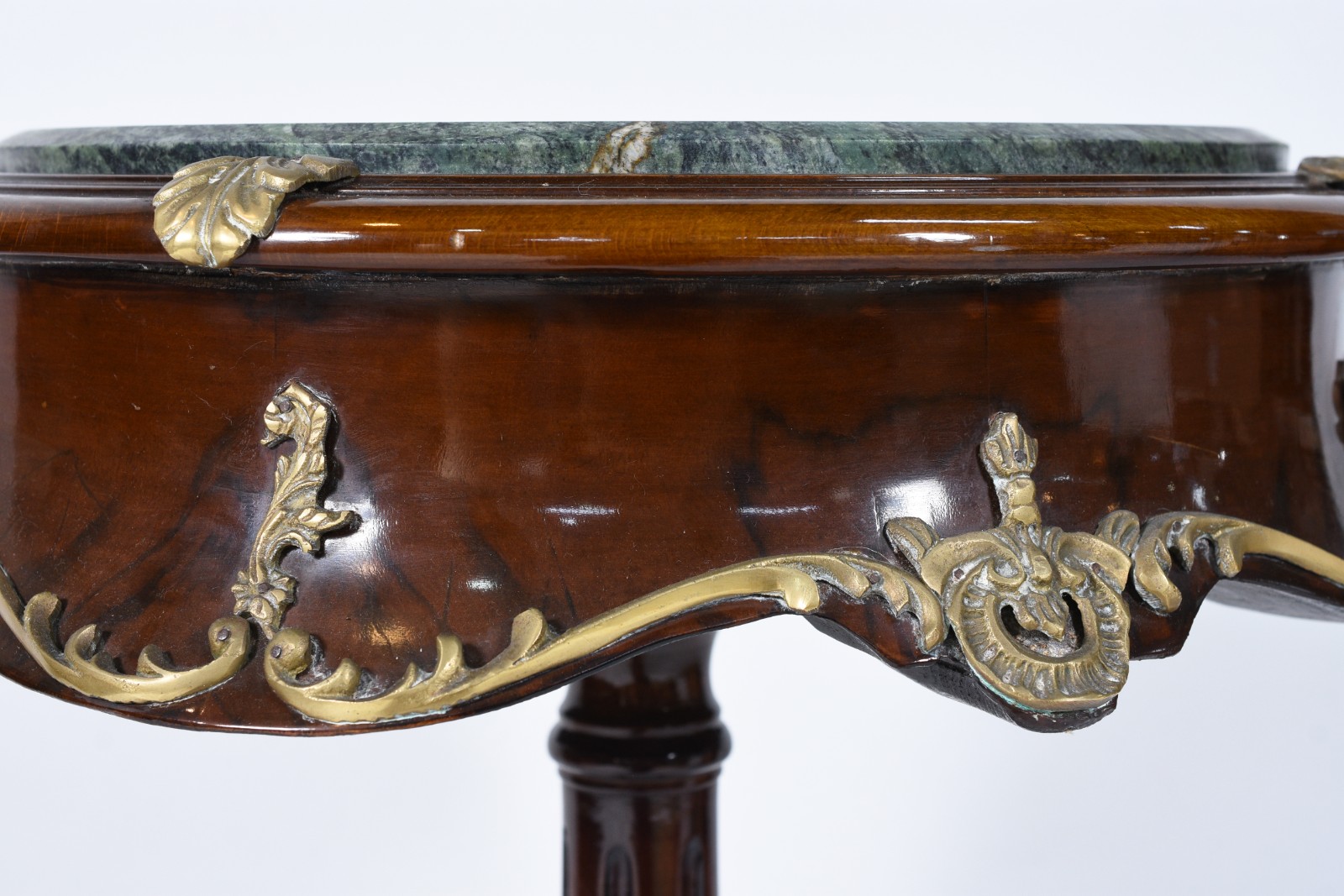 Mesa auxiliar de madeira nobre, tampo de mármore com saia recortada e... - foto 5 de 5