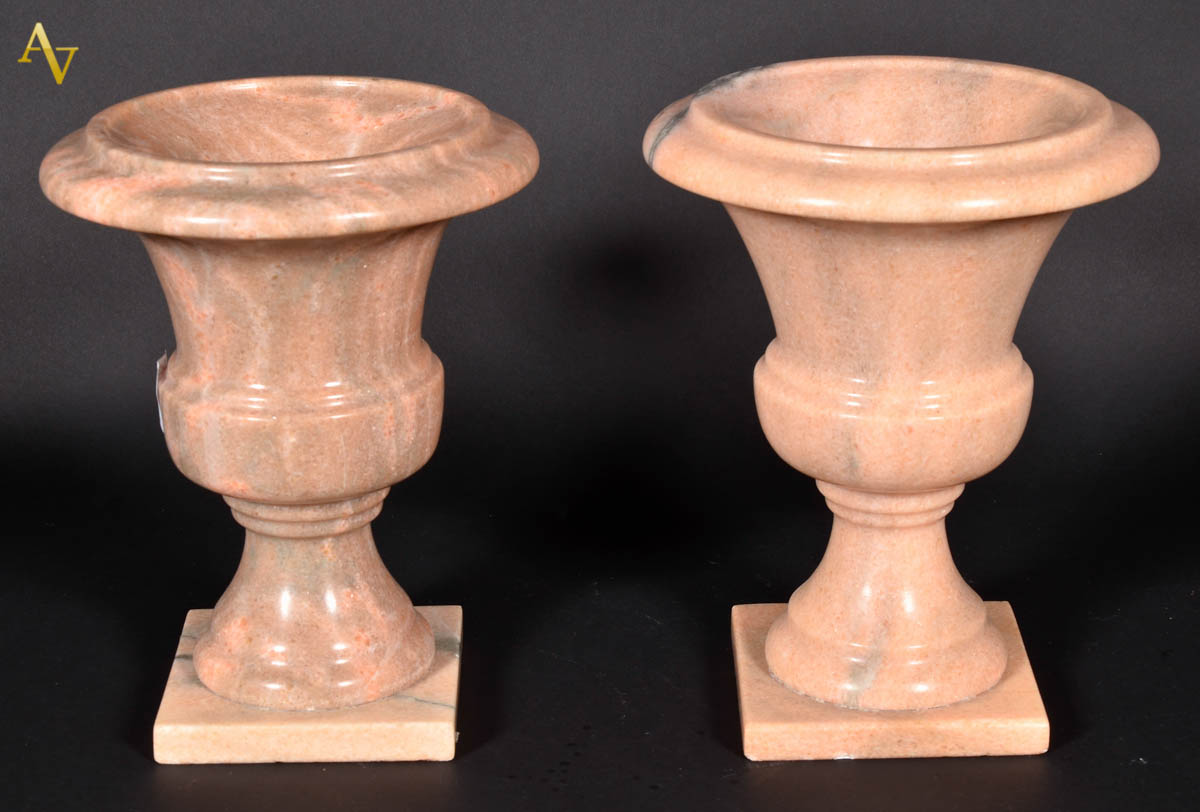Dois vasos de mármore na cor rosa. Alt. 32 cm.