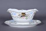 Vista Alegre (1824),  - Aparelho de jantar de porcelana portuguesa na cor branca, borda decorada com pequenas flores e laçarotes em policromia, realces com frisos dourados, c