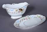 Vista Alegre (1824),  - Aparelho de jantar de porcelana portuguesa na cor branca, borda decorada com pequenas flores e laçarotes em policromia, realces com frisos dourados, c