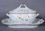 Vista Alegre (1824),  - Aparelho de jantar de porcelana portuguesa na cor branca, borda decorada com pequenas flores e laçarotes em policromia, realces com frisos dourados, c