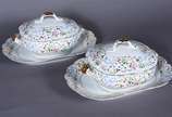 Vista Alegre (1824),  - Aparelho de jantar de porcelana portuguesa na cor branca, borda decorada com pequenas flores e laçarotes em policromia, realces com frisos dourados, c