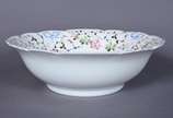 Vista Alegre (1824),  - Aparelho de jantar de porcelana portuguesa na cor branca, borda decorada com pequenas flores e laçarotes em policromia, realces com frisos dourados, c