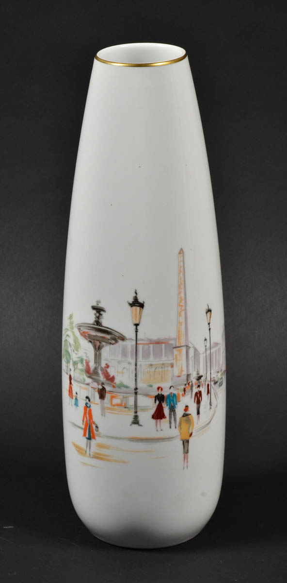 Vaso de porcelana com cenas urbanas em policromia. Alt 34 cm.