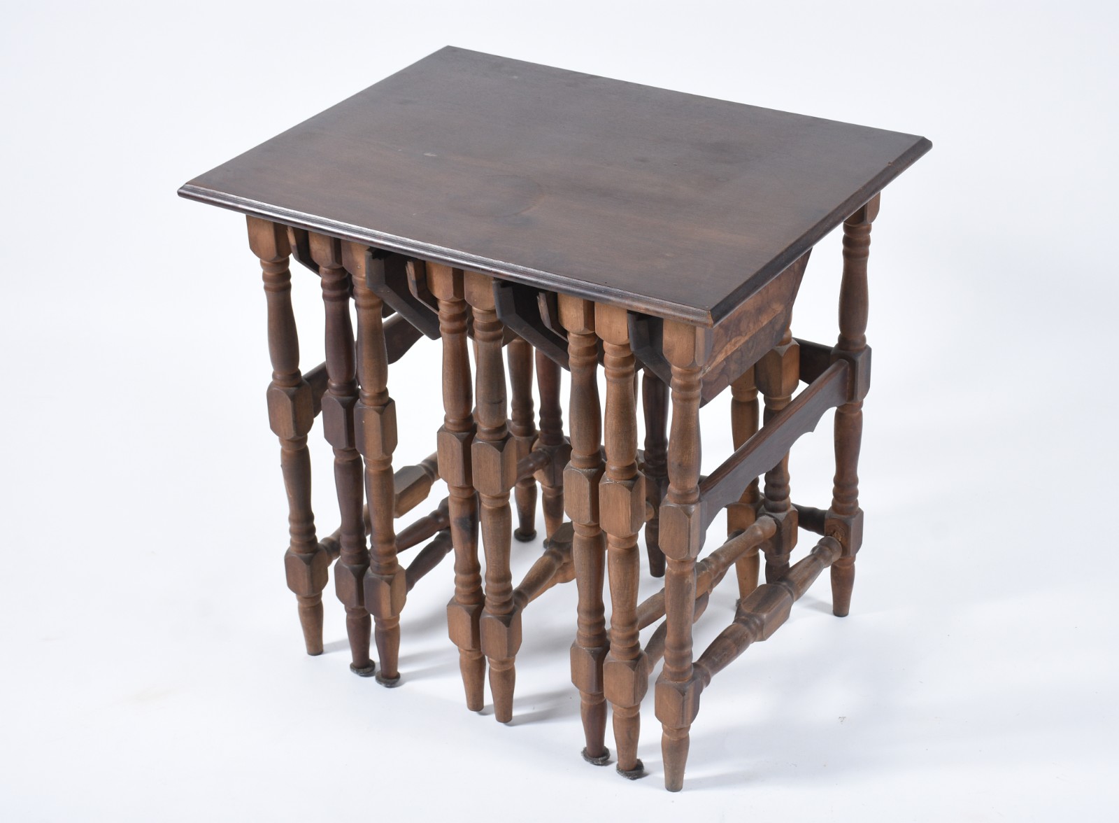 Mesa ninho de madeira nobre, composto de uma retangular com tres... - foto 1 de 10