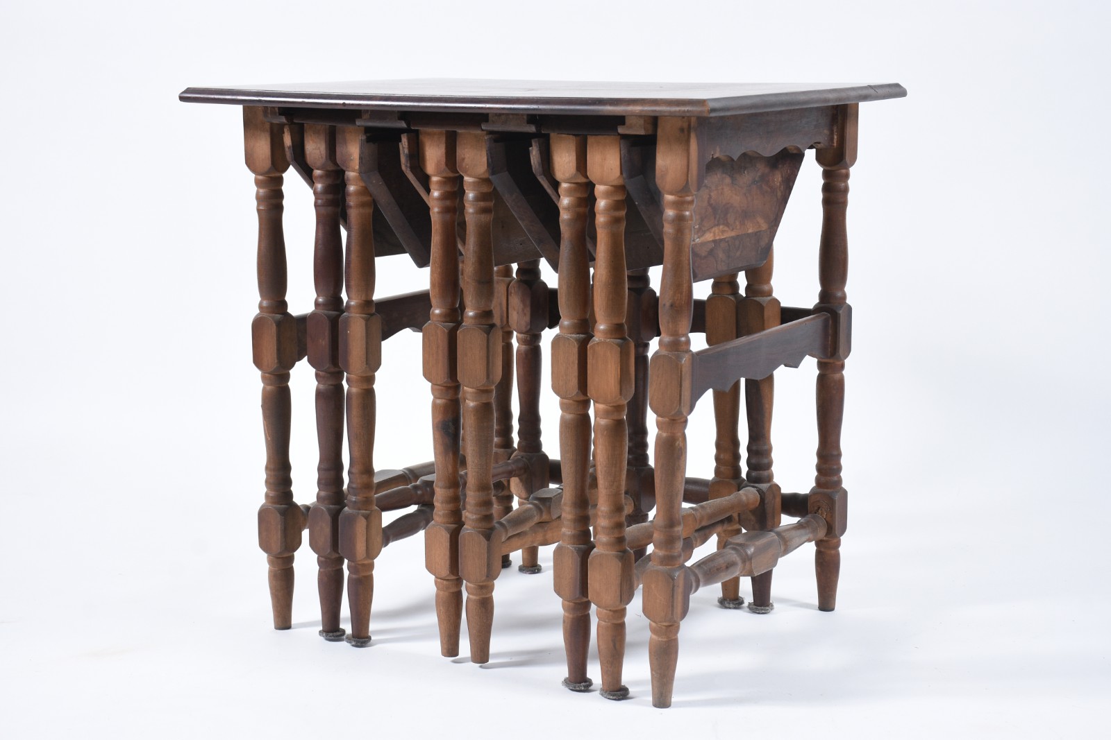 Mesa ninho de madeira nobre, composto de uma retangular com tres... - foto 2 de 10
