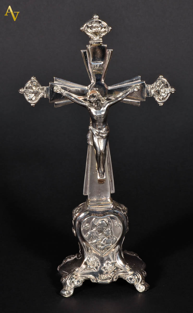 Crucifixo de metal prateado. Alt. 26 cm.