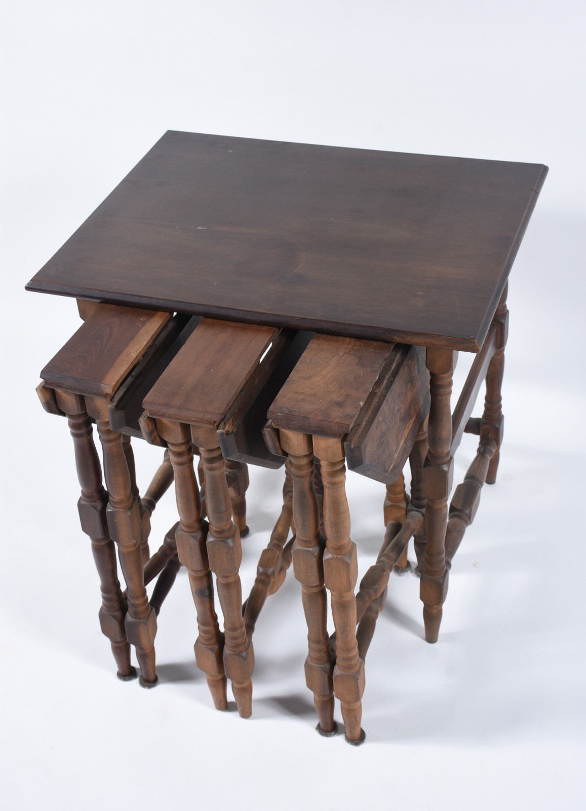 Mesa ninho de madeira nobre, composto de uma retangular com tres... - foto 6 de 10