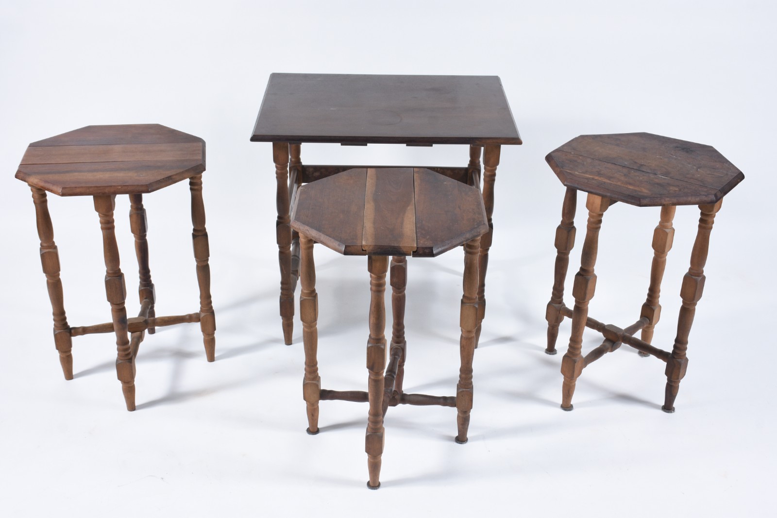 Mesa ninho de madeira nobre, composto de uma retangular com tres... - foto 7 de 10