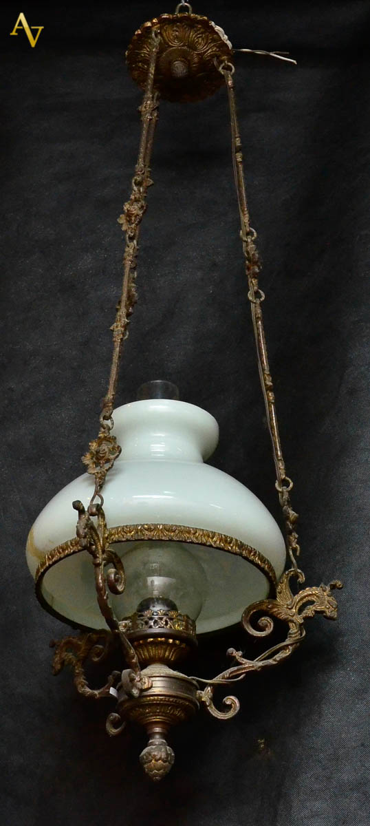 Lustre com armação de metal e cúpula de opalina (colada). Alt. 85 cm.