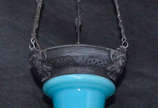 Lampião de metal e opalina azul. Alt. 90 cm. - Lampião de metal e opalina azul. Alt. 90 cm.