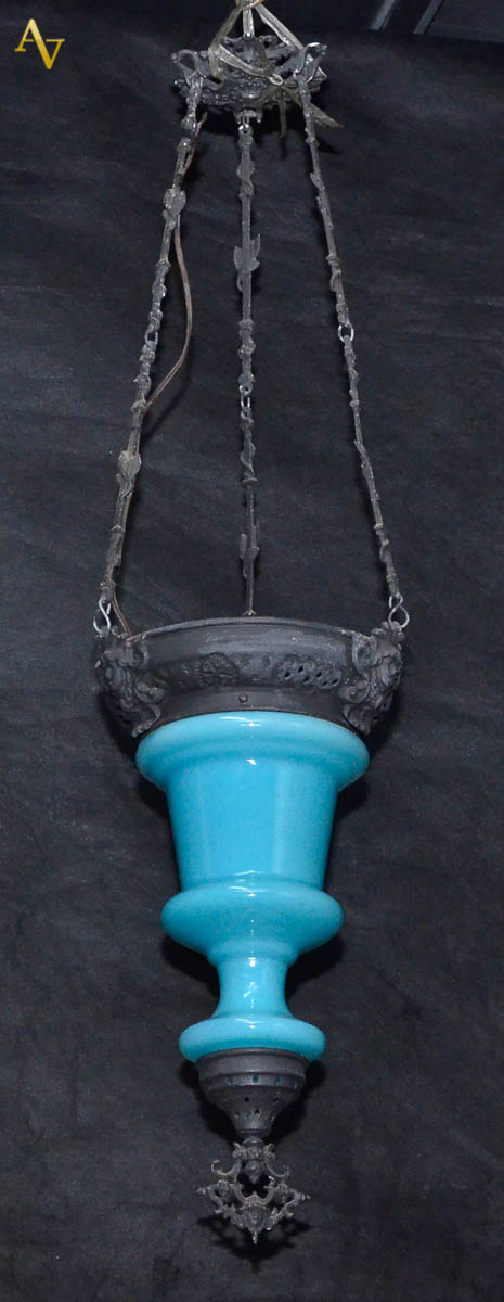 Lampião de metal e opalina azul. Alt. 90 cm.