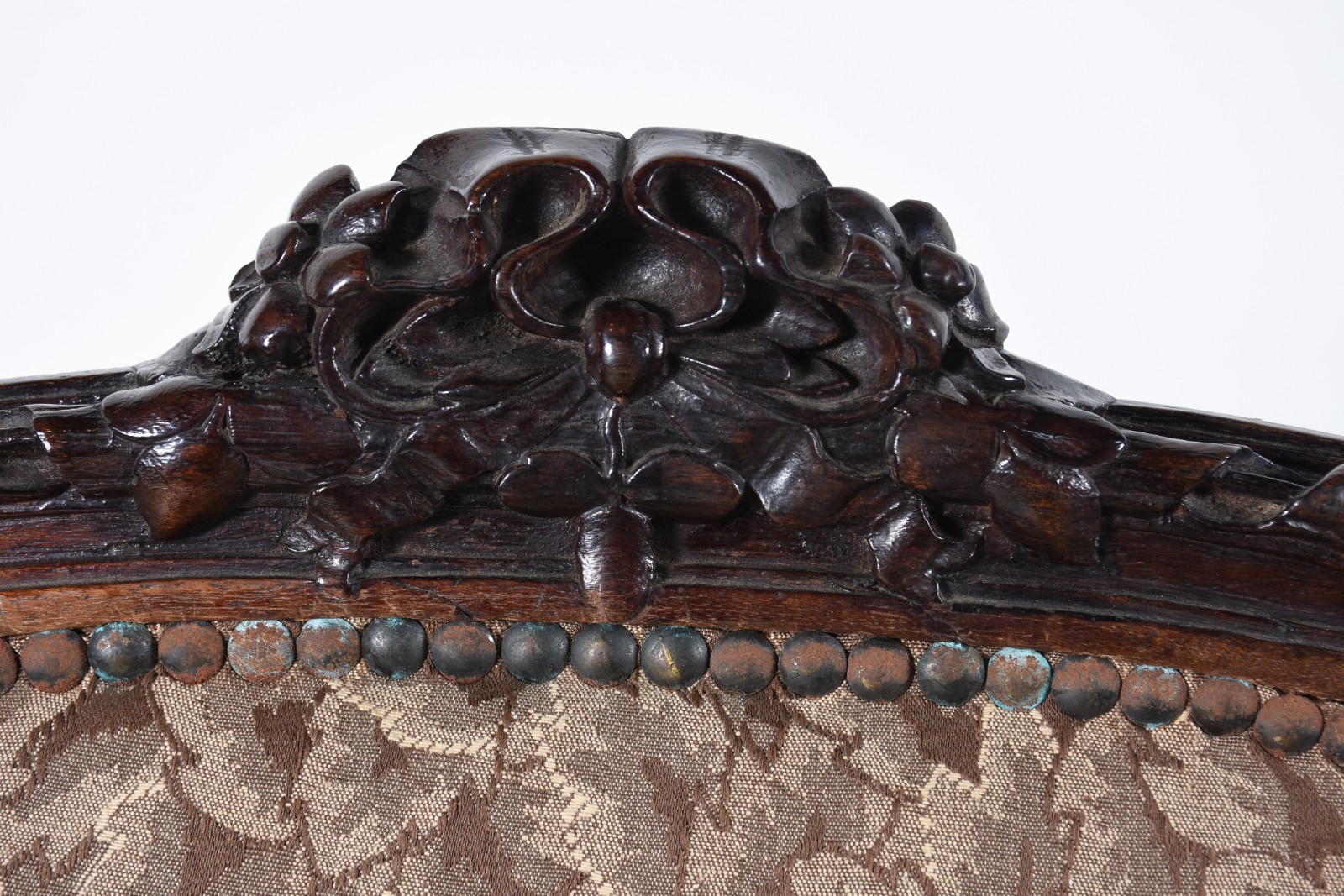 Conjunto de sofá e par de cadeiras com braços de madeira nobre... - foto 10 de 10