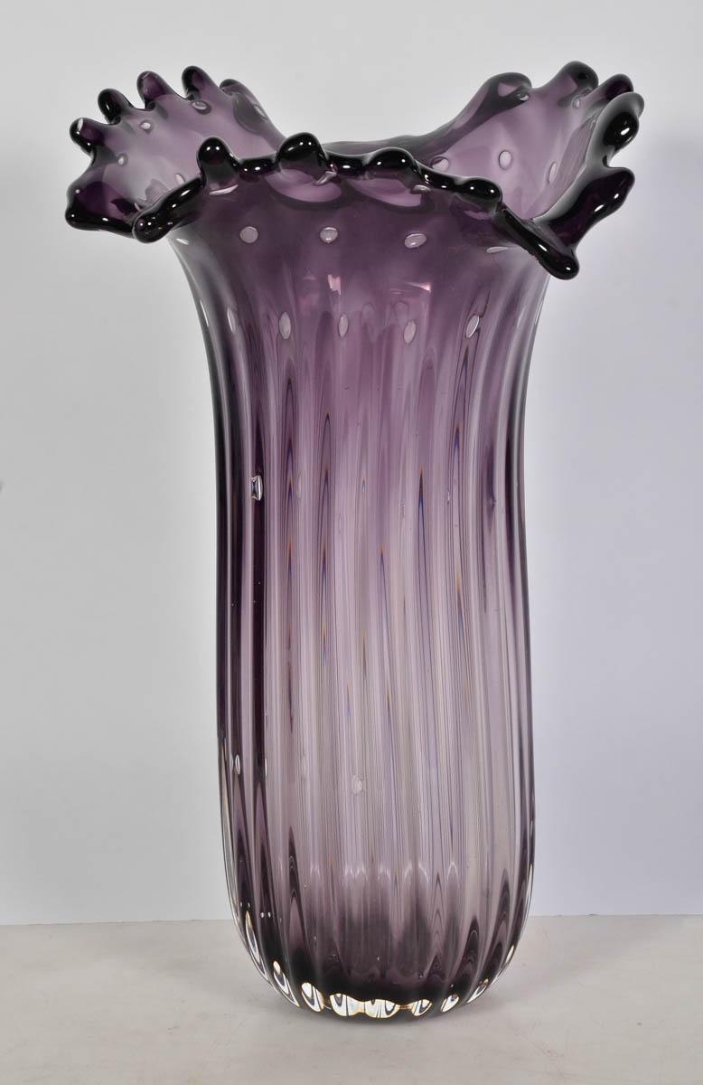 Vaso de murano, na cor azul ametista, com bolhas. Diam. 25 cm; alt...