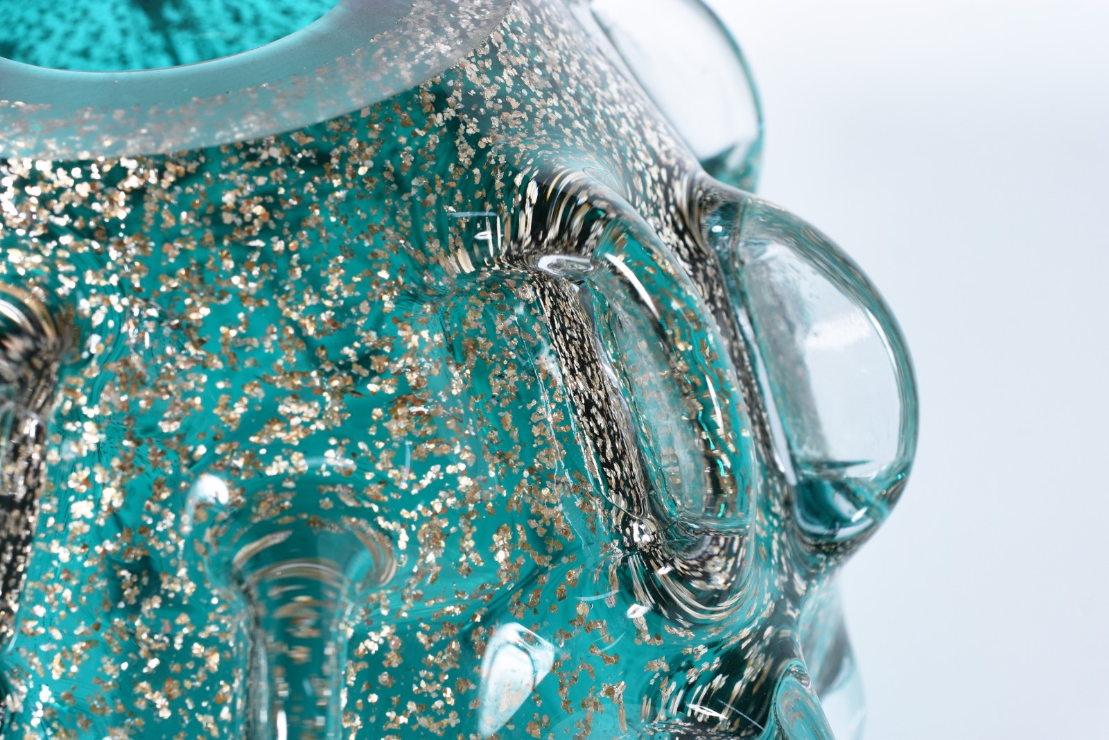 Vaso de vidro decorativo na cor verde com relevo. - foto 2 de 6