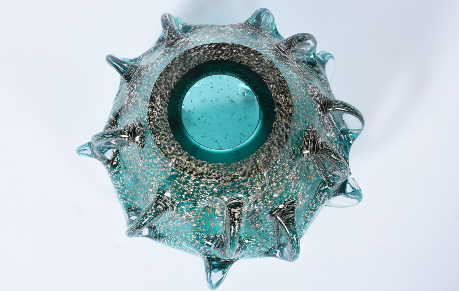 Vaso de vidro decorativo na cor verde com relevo. - foto 4 de 6