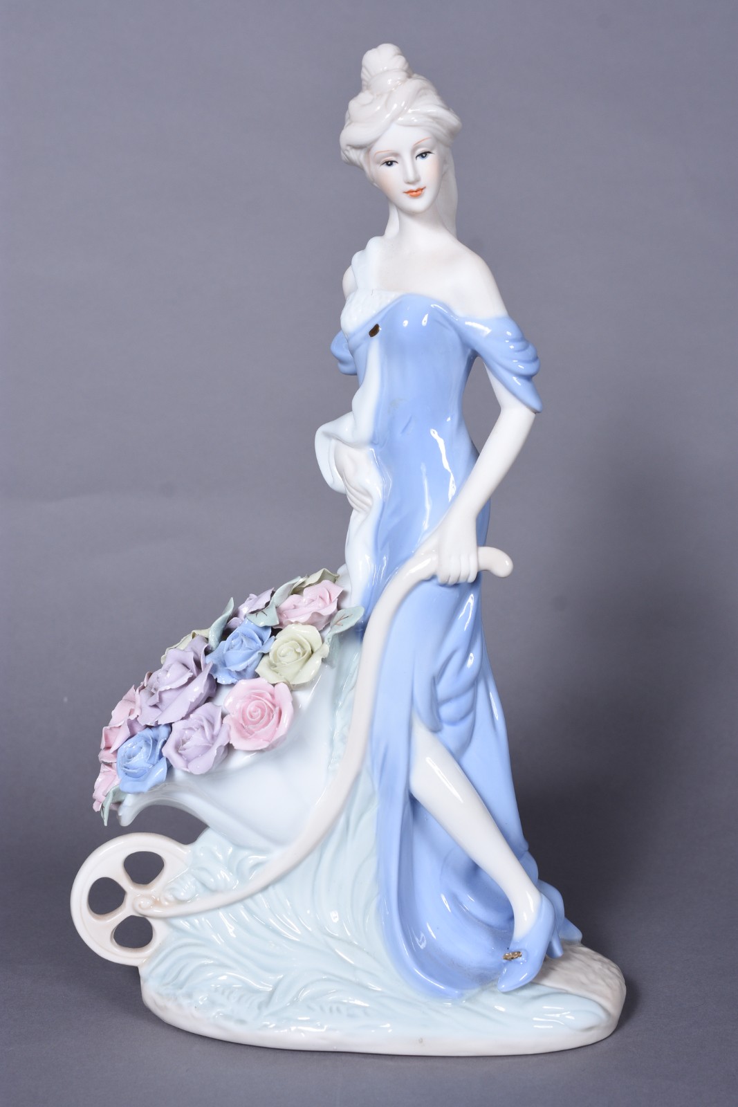 Estatueta de porcelana policromada representando dama com carrinho de... - foto 2 de 8