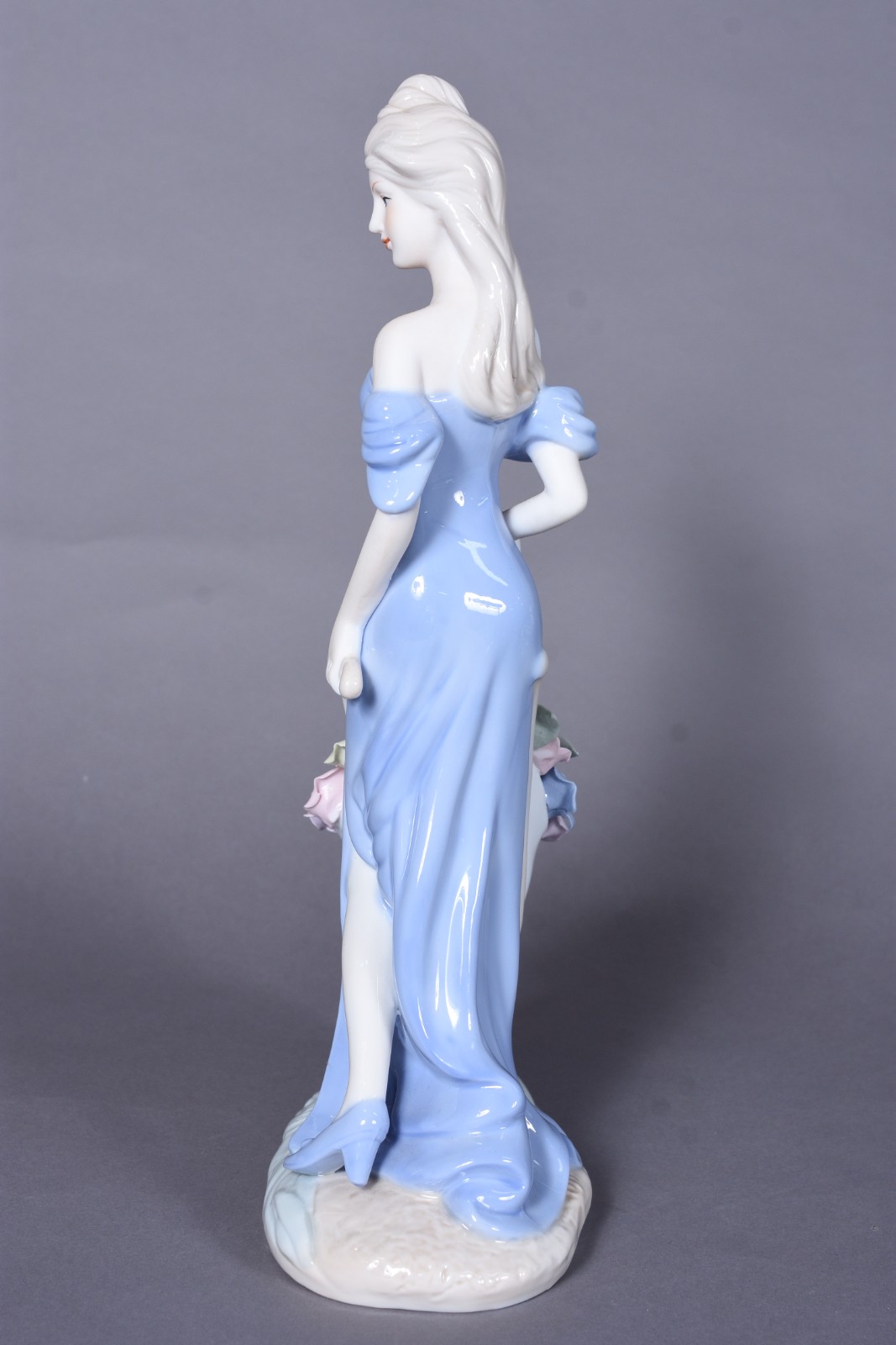 Estatueta de porcelana policromada representando dama com carrinho de... - foto 3 de 8