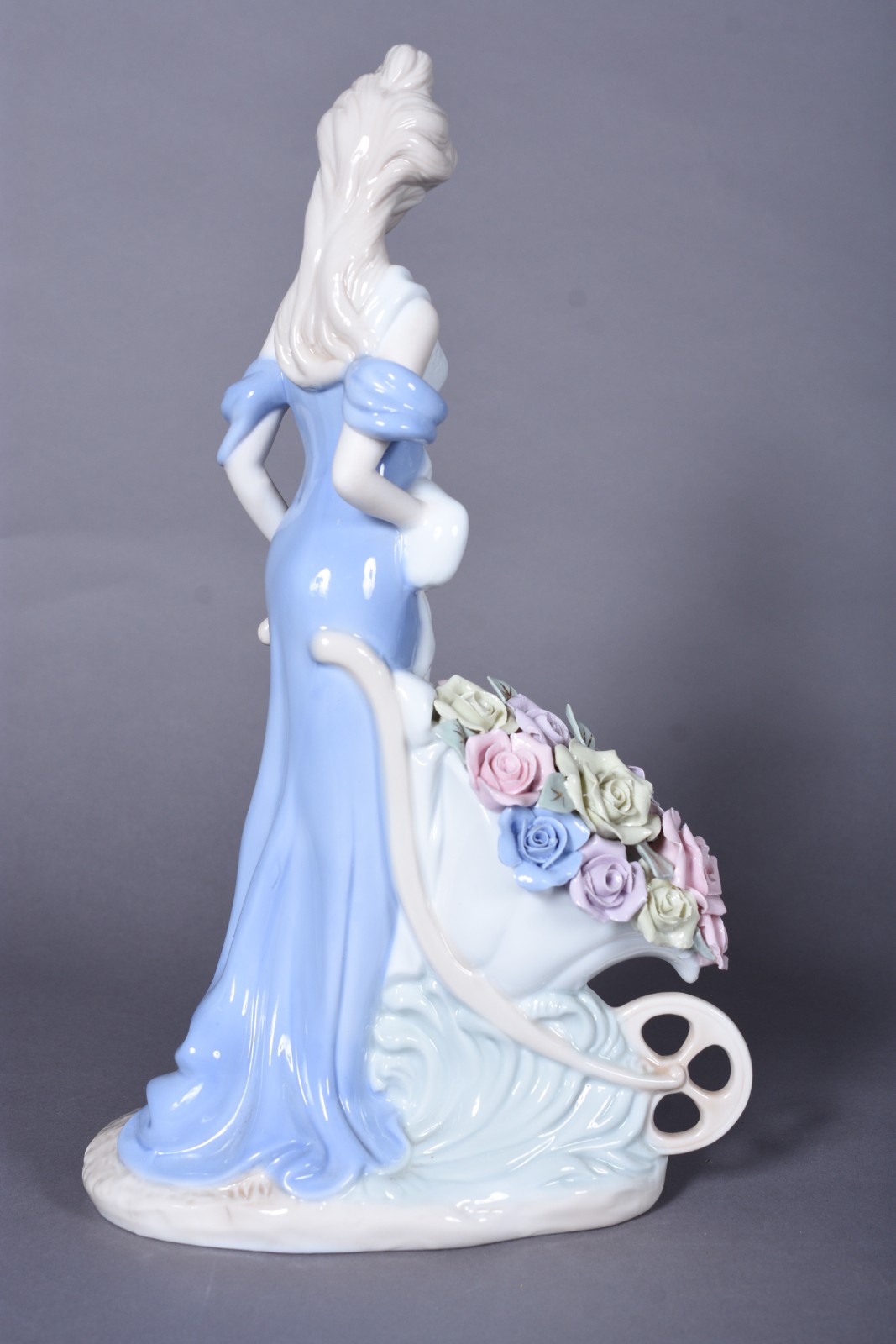 Estatueta de porcelana policromada representando dama com carrinho de... - foto 4 de 8