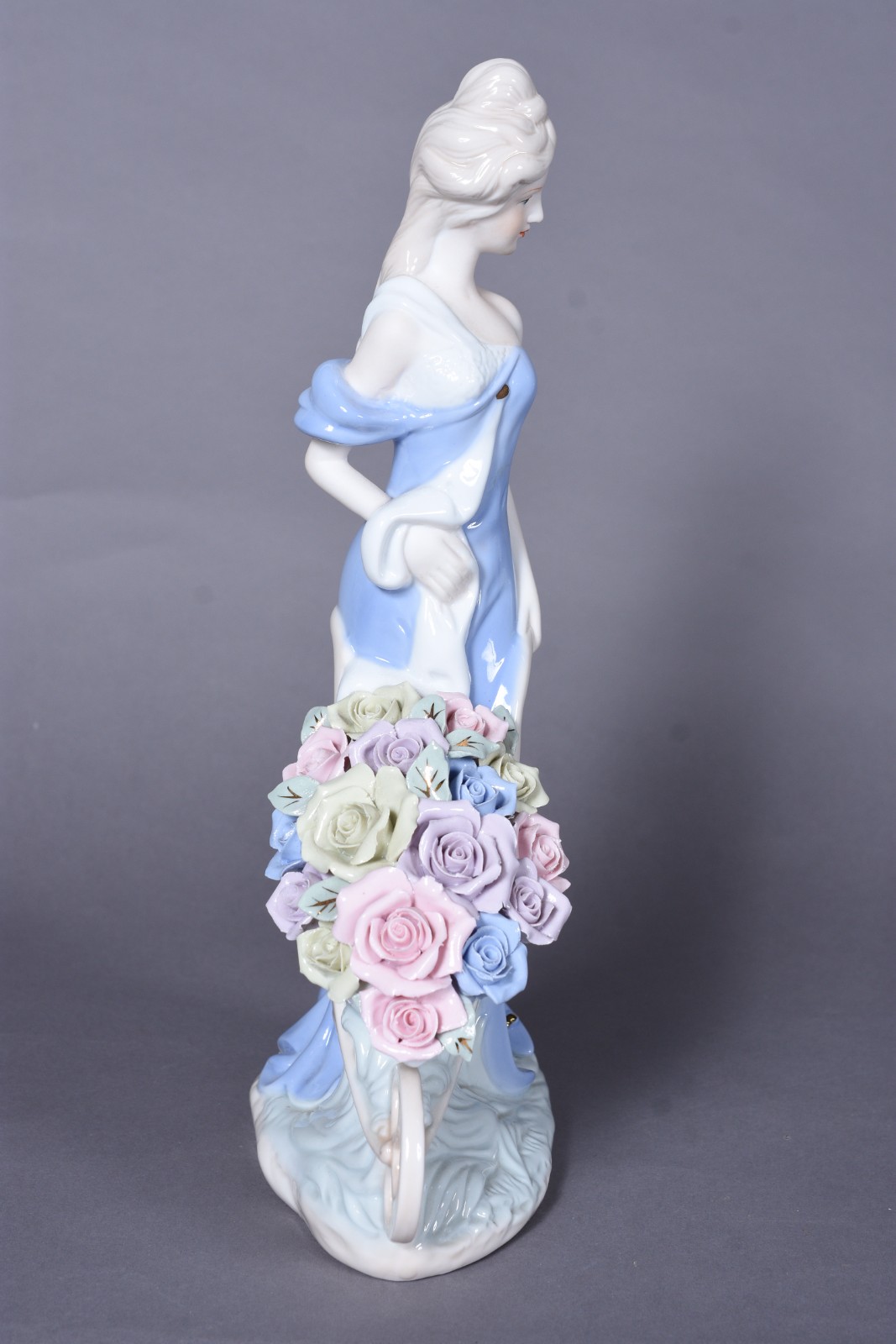 Estatueta de porcelana policromada representando dama com carrinho de... - foto 5 de 8