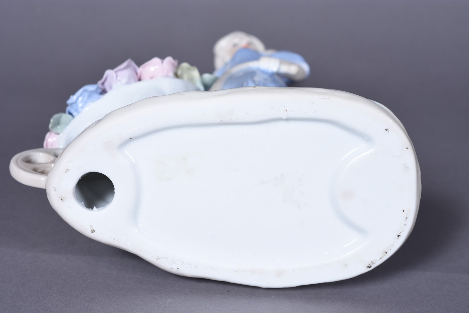 Estatueta de porcelana policromada representando dama com carrinho de... - foto 6 de 8