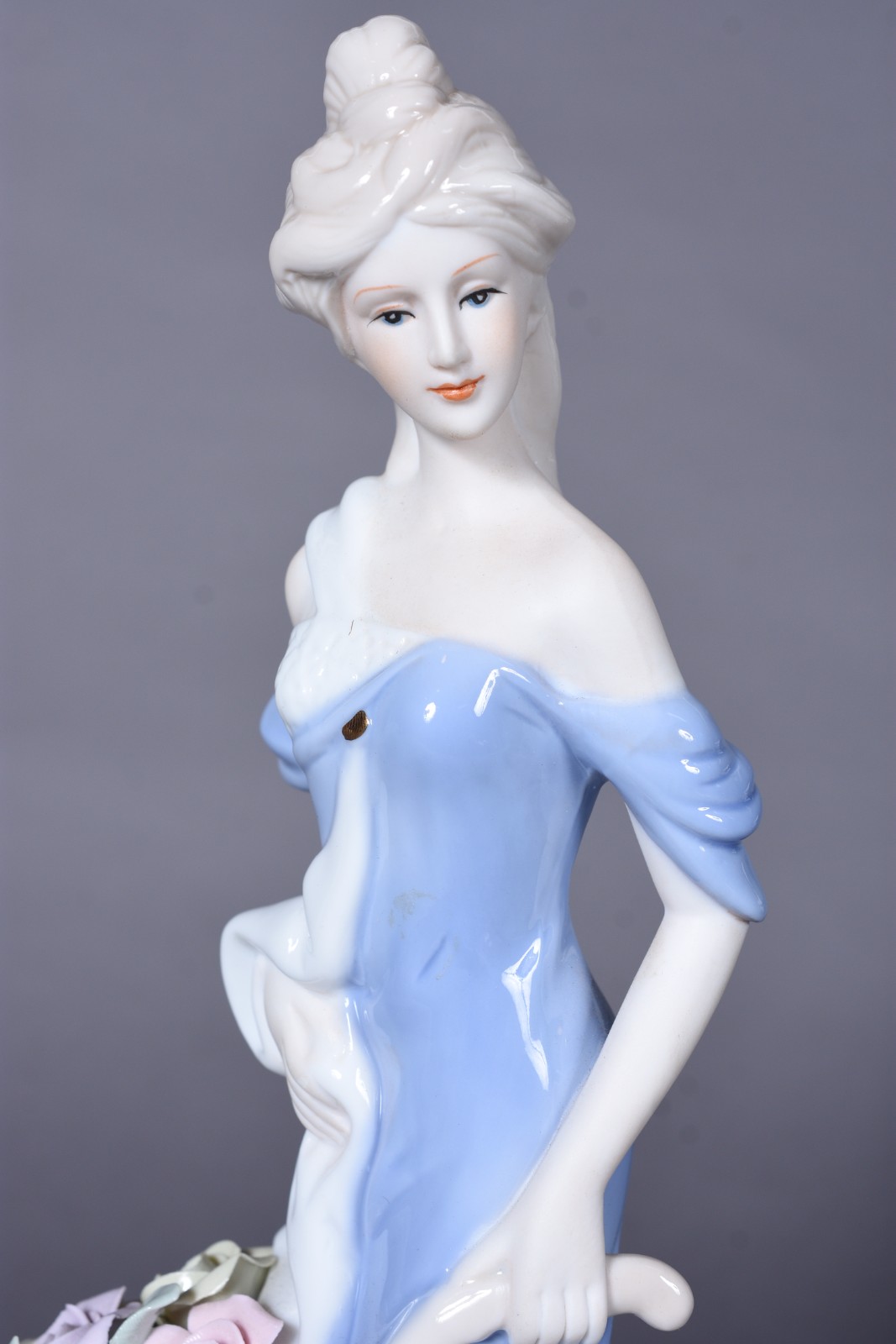 Estatueta de porcelana policromada representando dama com carrinho de... - foto 7 de 8