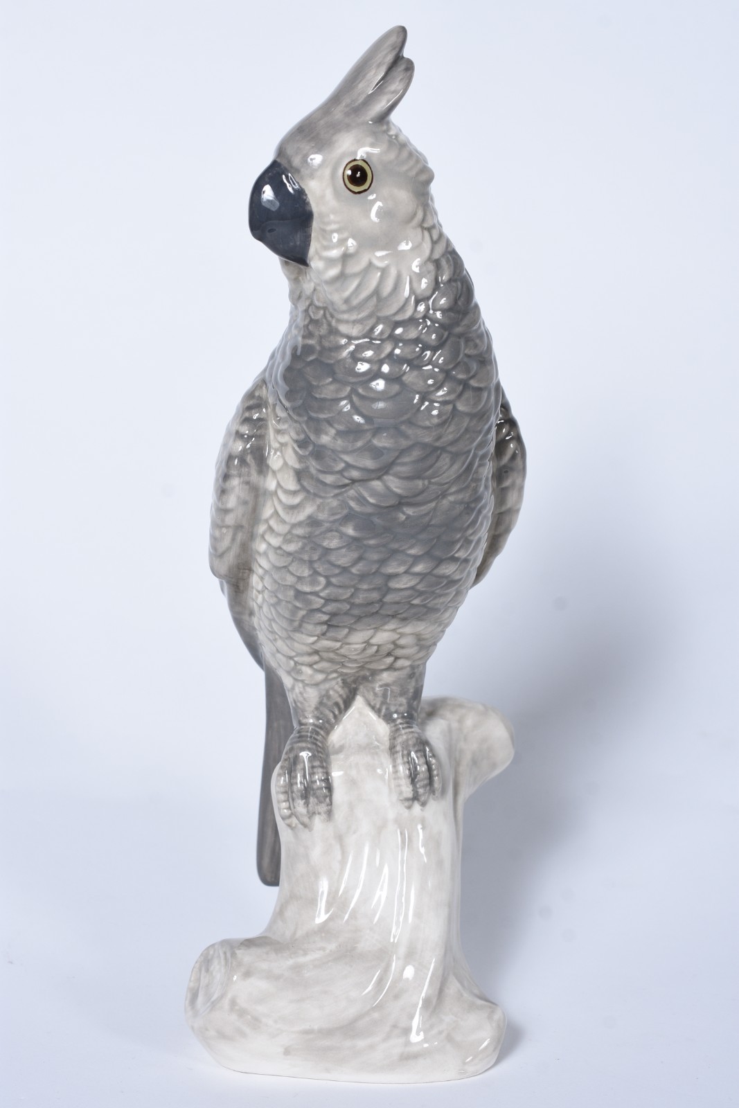 Estatueta de porcelana policromada representando cacatua. - foto 1 de 5