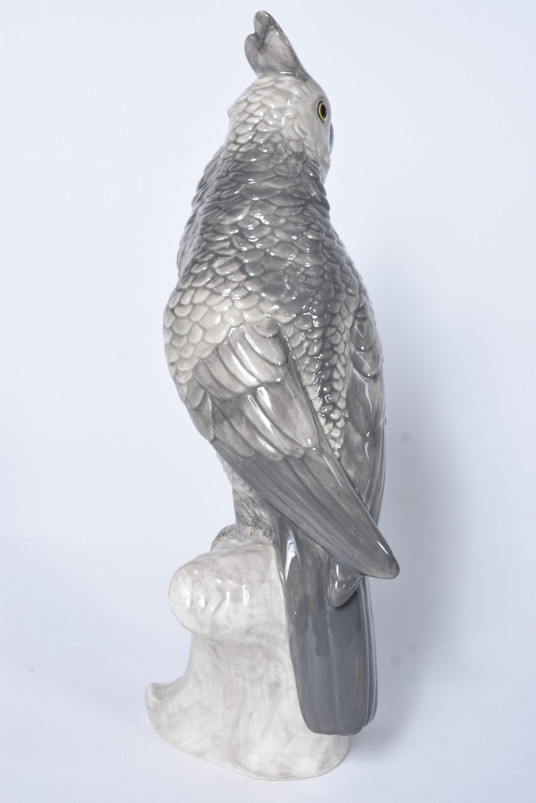 Estatueta de porcelana policromada representando cacatua. - foto 4 de 5