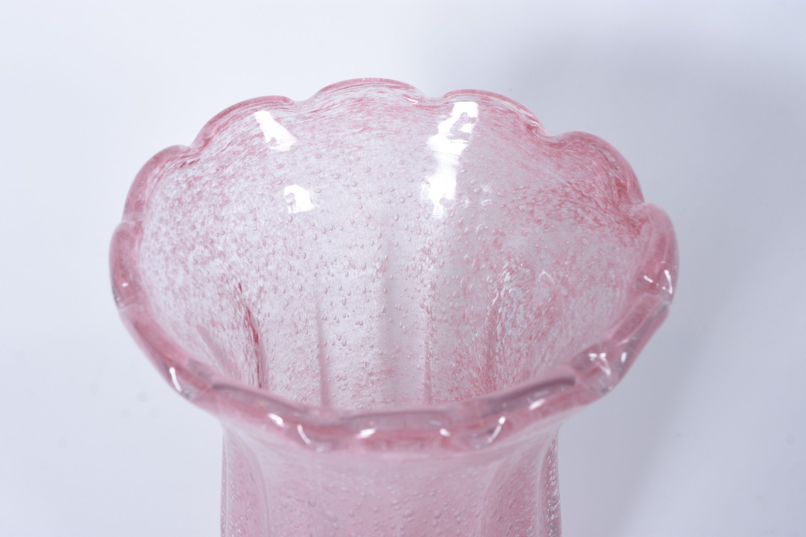 Vaso de vidro decorativo na cor rosa em gomos. - foto 2 de 7
