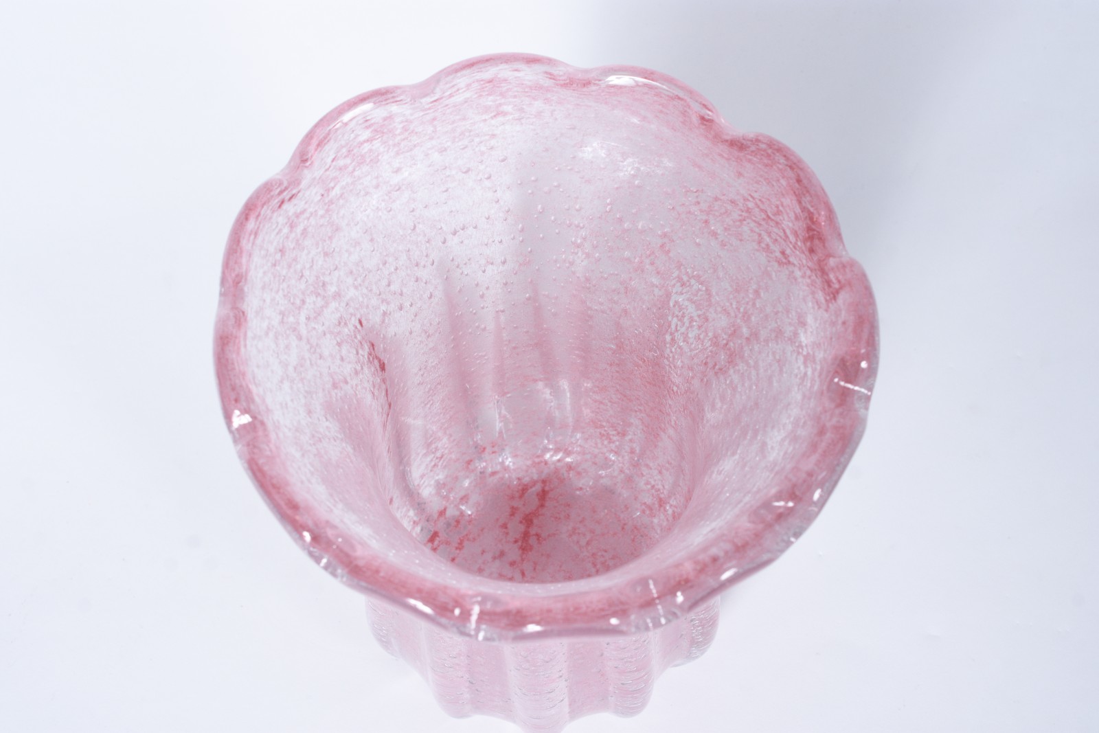 Vaso de vidro decorativo na cor rosa em gomos. - foto 3 de 7